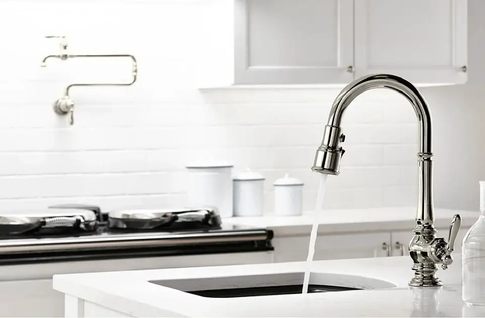 simplistic farmhouse single-hole faucet with farmhouse design